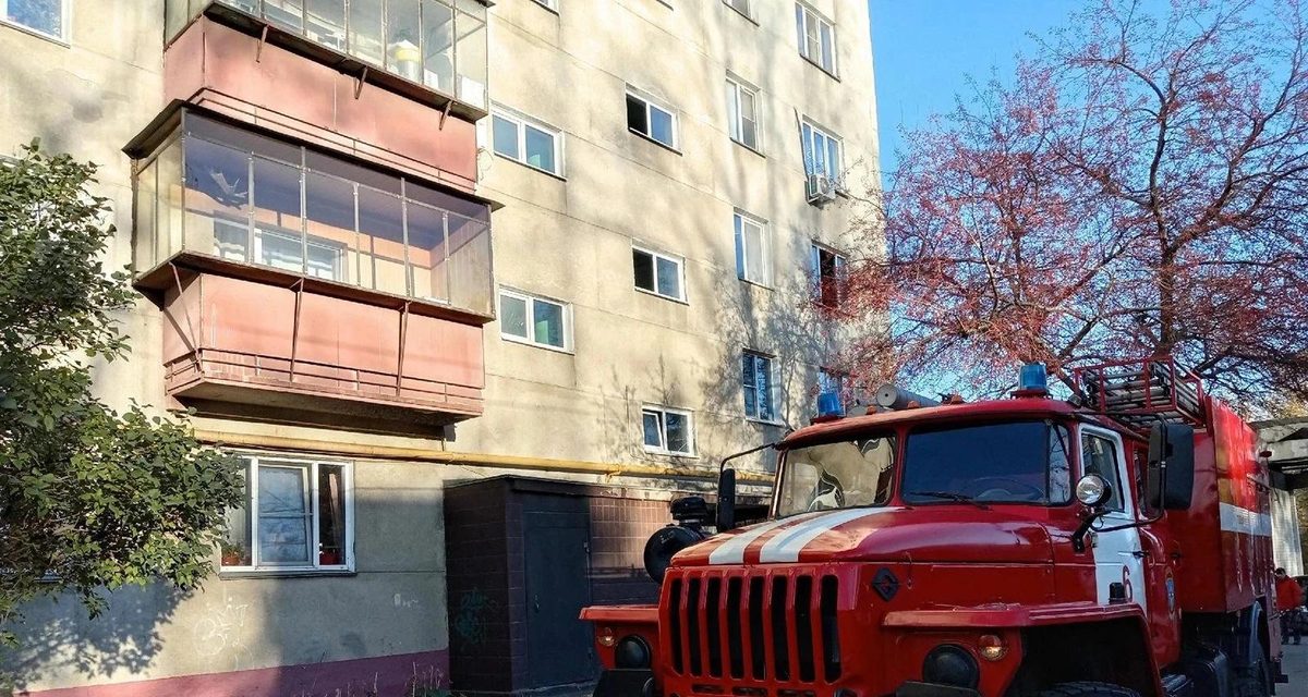 В Челябинске пожар на балконе третьего этажа задымил подъезд