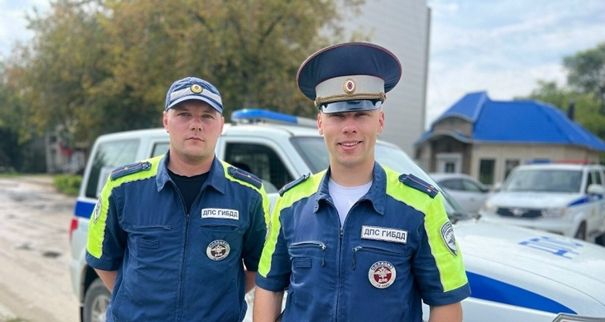 Инспекторы ДПС помогли семье с двумя детьми с ОВЗ добраться домой после ДТП