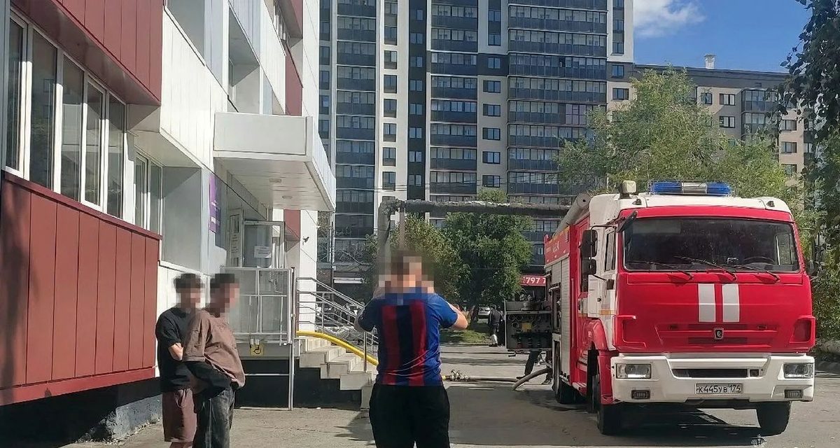 В Челябинске пожарные потушили вещи в комнате на седьмом этаже, эвакуировались 20 человек