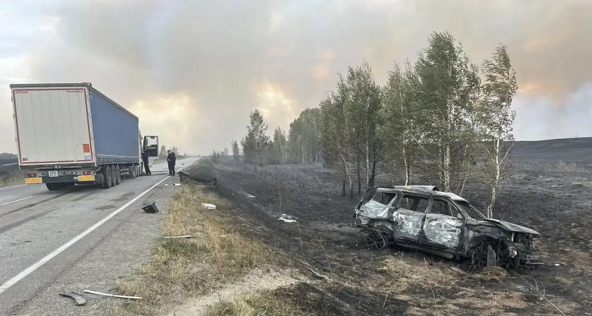 Пассажирка погибла при столкновении внедорожника с грузовиком в условиях задымления