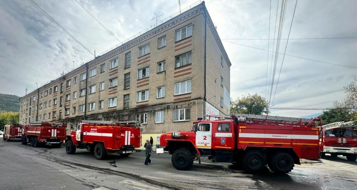 При пожаре в квартире в Миассе десять жильцов вышли сами, еще троих спасли огнеборцы