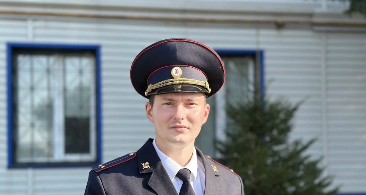 Участковый пешком добрался до горящего дома в Дубровке за минуту и стабилизировал состояние раненой женщины