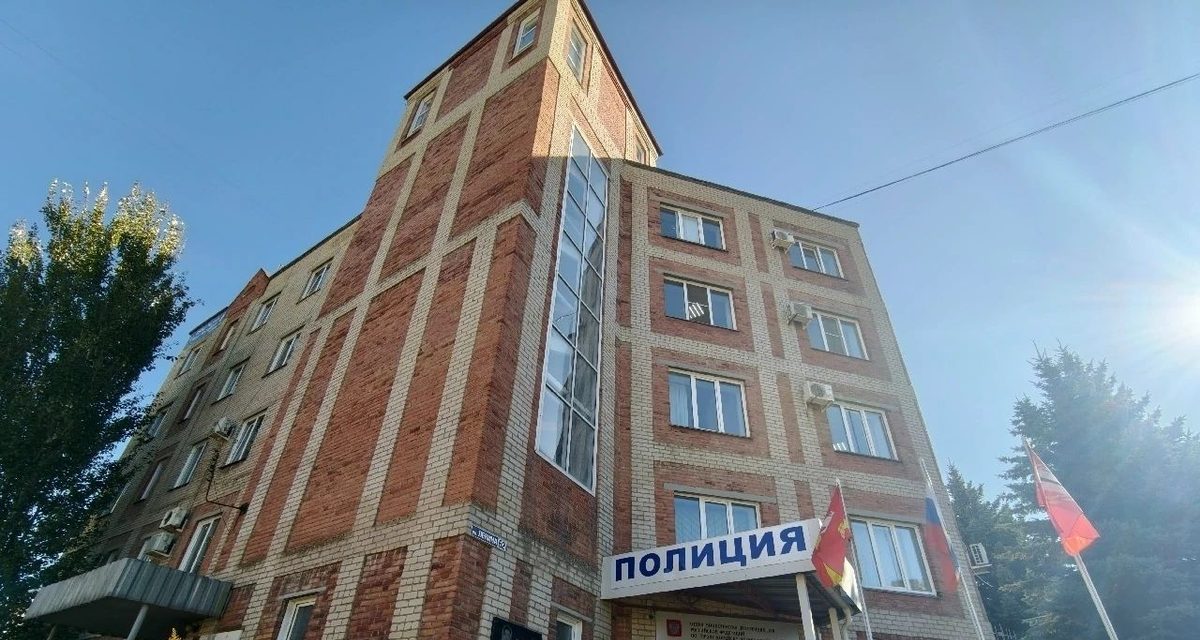 Полицейские Копейска услышали вой, вытащили собаку из коллектора и оградили опасный участок
