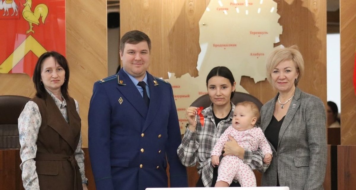 Полина с дочкой получила ключи от квартиры, где рядом детсад и школа