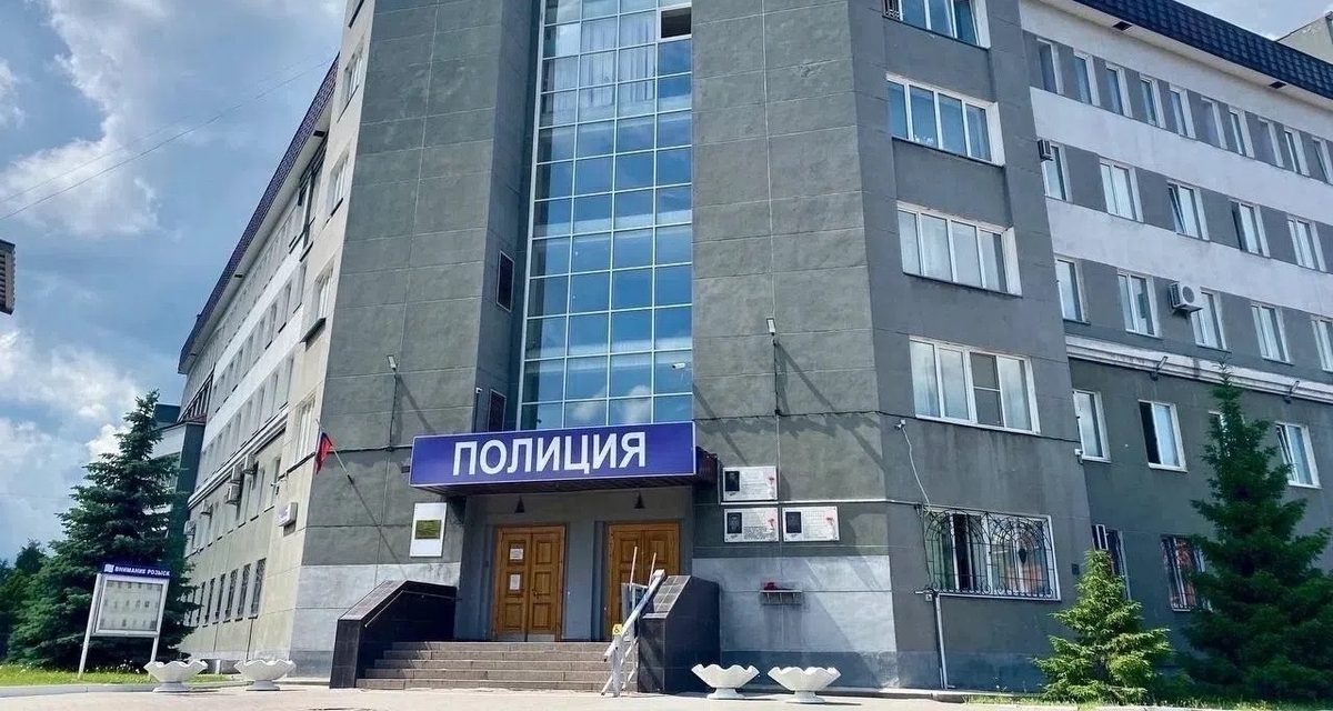 Мальчик спрятался от стаи бродячих собак в городском бору и вызвал полицию