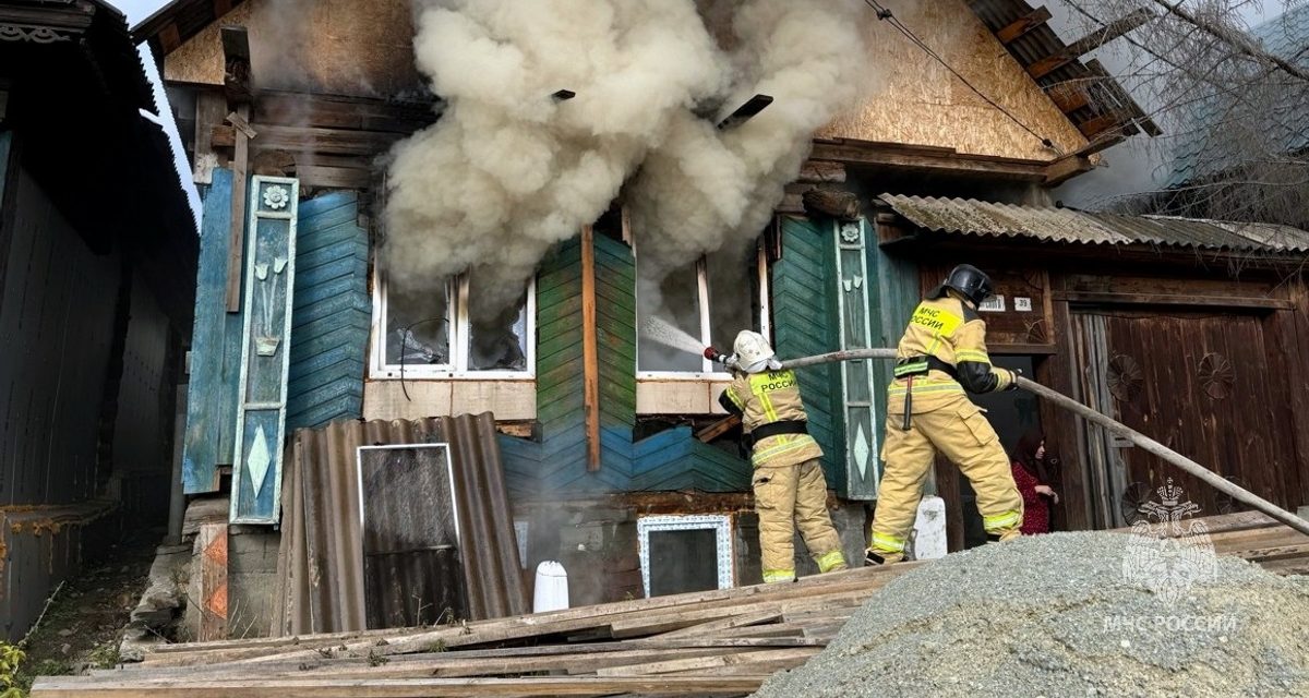 Пожарные вынесли газовый баллон из горящего дома в Кыштыме и предотвратили возможный взрыв