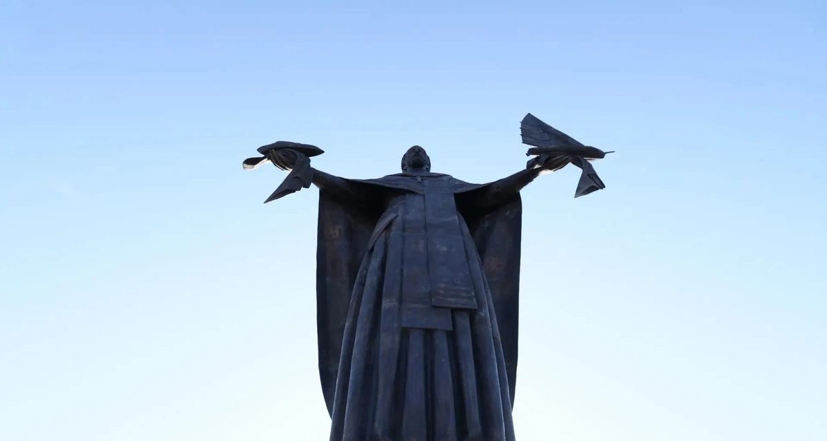 При въезде в Сатку открыли 10-метрового Николая Чудотворца с мысом Горн и парусником