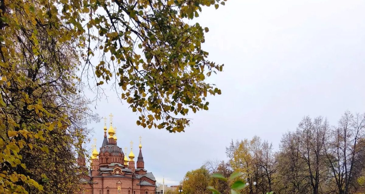 В Челябинске деревья надели огненное осеннее убранство