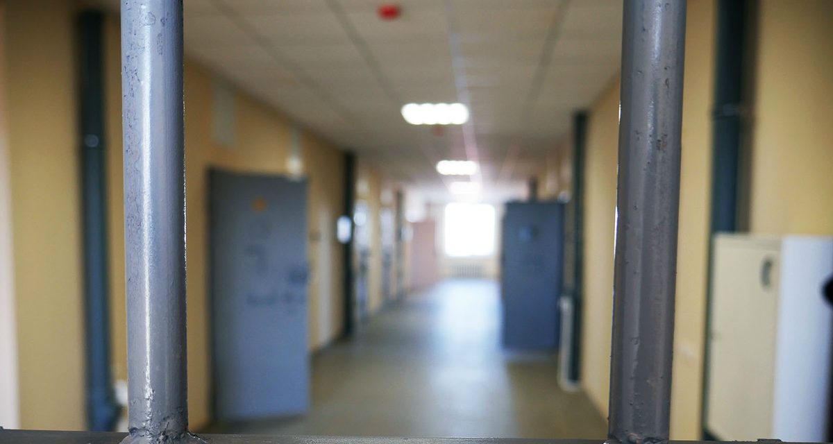 Молодой южноуралец примотал гашиш к стрелам и попытался перебросить его в колонию из арбалета